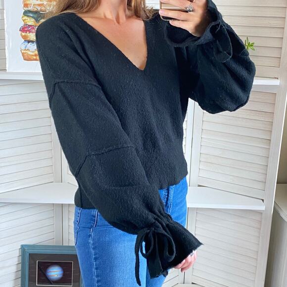 Wildfox black V-neck oversized tie sleeve sweater - Picture 1 of 12